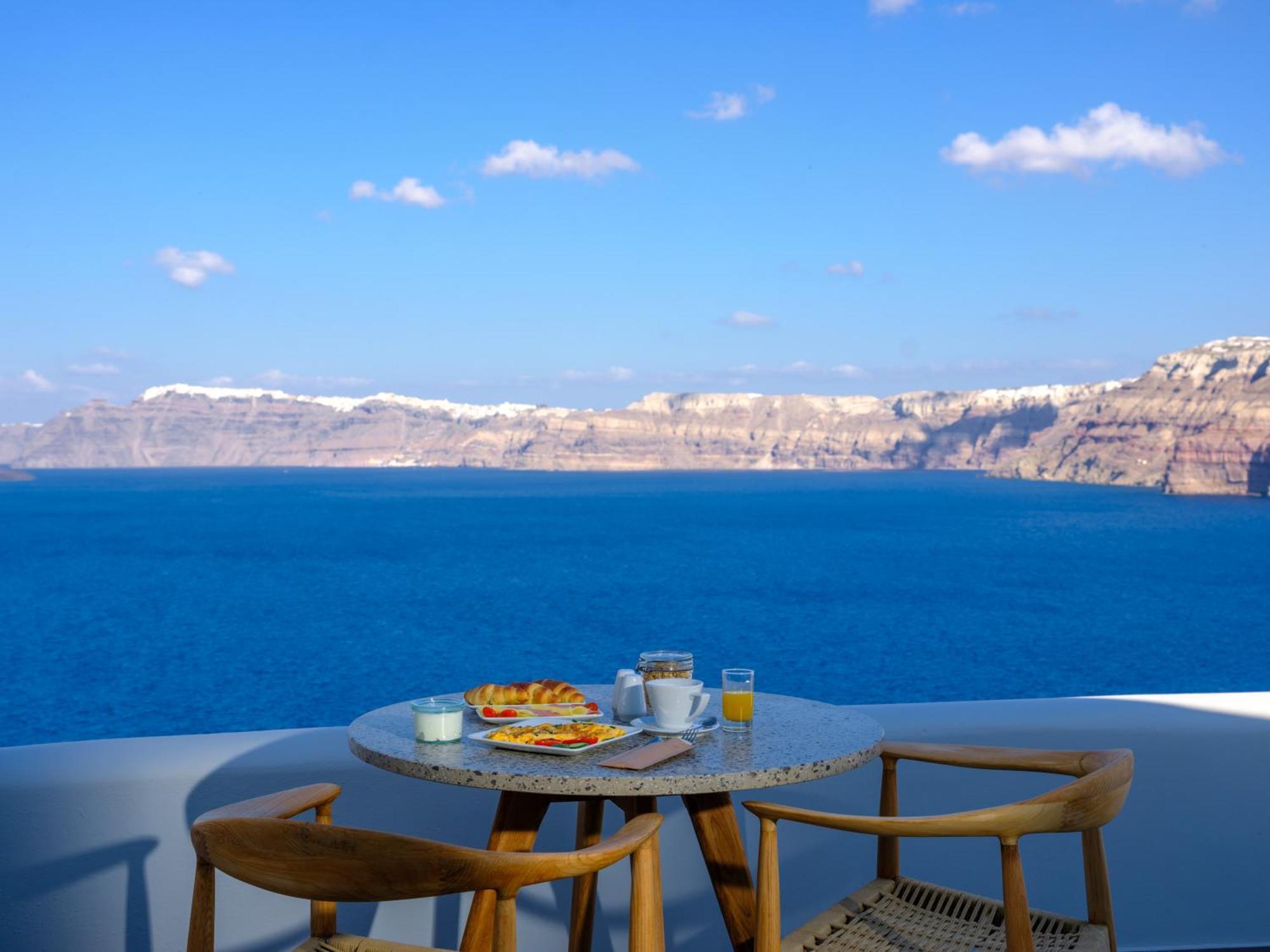 Neptune Luxury Suites Akrotírion Екстериор снимка