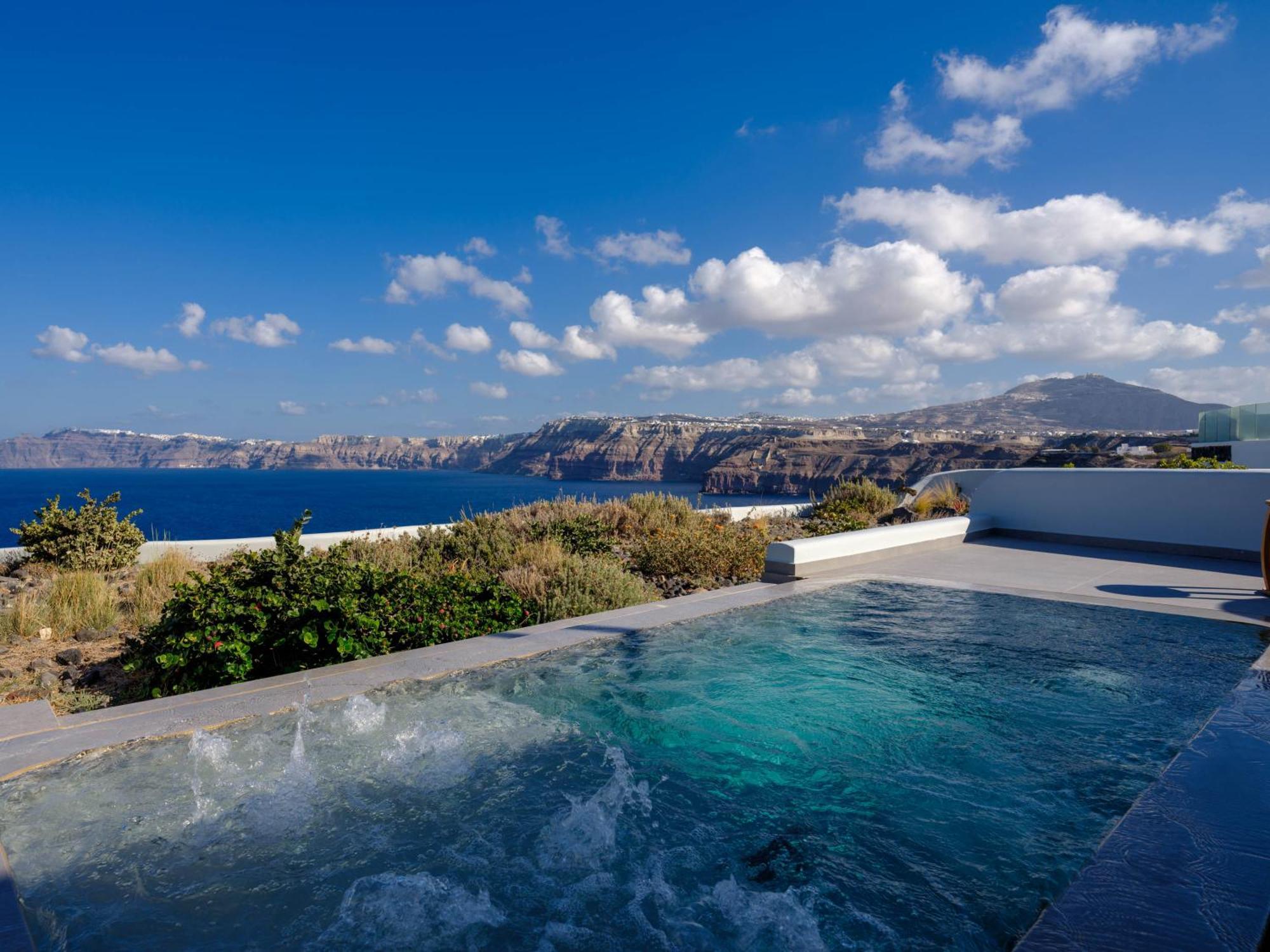 Neptune Luxury Suites Akrotírion Екстериор снимка