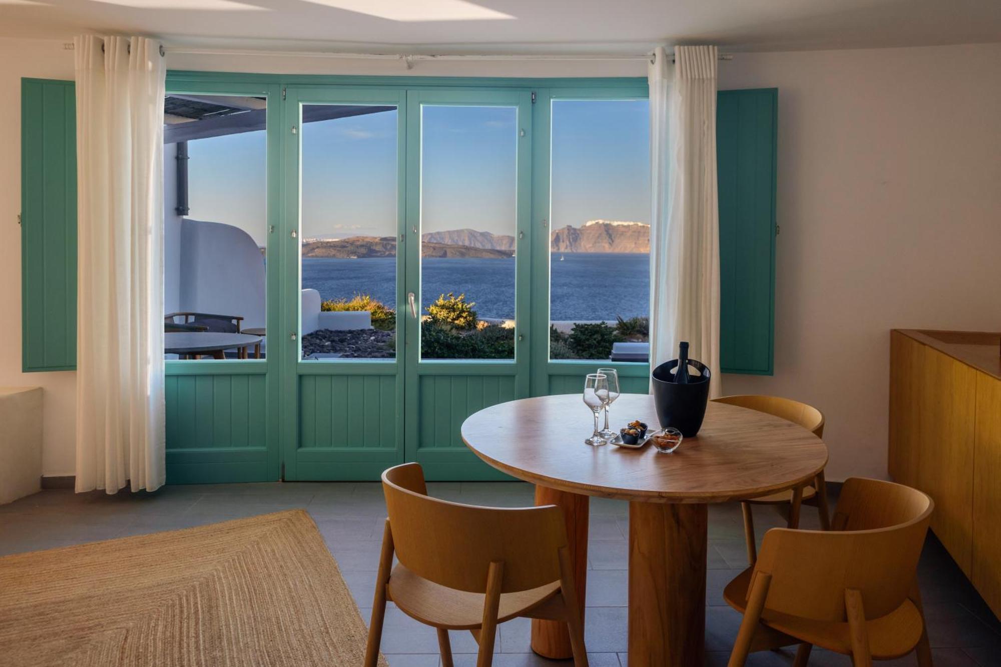 Neptune Luxury Suites Akrotírion Екстериор снимка